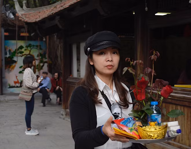 Ngay từ lúc mở cửa, nhiều cô gái trẻ đã sửa soạn lễ vật đến chùa Hà cầu duyên. Bạn Linh từ Nam Định chia sẻ dù ở xa nhưng mình đã dậy từ 5h sáng đáp chuyến xe sớm xuống Hà Nội và đi thẳng đến chùa Hà.