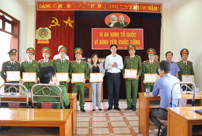 Đồng chí Phan Chung Bá chủ tịch UBND huyện Văn bàn trao giấy khen cho 13 cá nhân trong ban chuyên án.