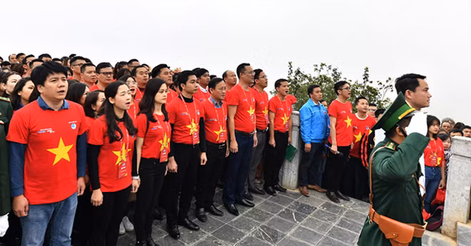 Đoàn hành trình Tôi yêu Tổ quốc tôi của Vietjet tham gia lễ chào cờ tại cột cờ Lũng Cú (Hà Giang).
