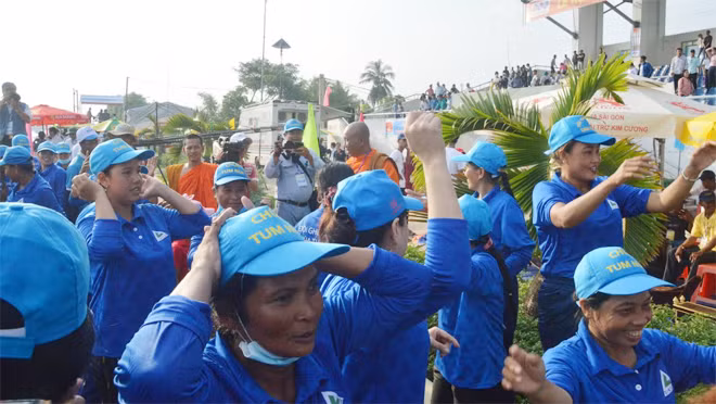 Niềm vui của đội vô địch ghe Ngo nữ.