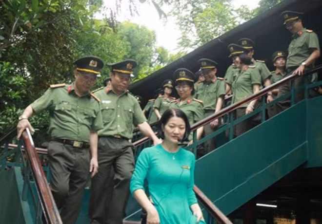 Đoàn đi thăm Nhà sàn của Bác tại Khu di tích Phủ Chủ tịch.