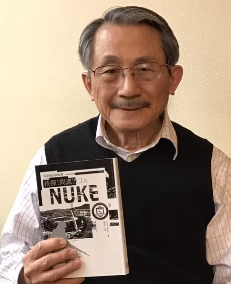 Ông Chang Hsien-yi và cuốn hồi ký Nuke Spy. Ông Chang Hsien-yi và cuốn hồi ký Nuke Spy.