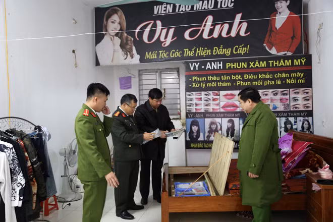 Lực lượng Công an khám xét cơ sở Công ty Đại An (ảnh tư liệu).