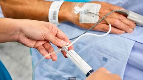 Propofol là một chất lỏng màu trắng kem, ở các liều khác nhau, có thể hoạt động như thuốc an thần hoặc thuốc gây mê.