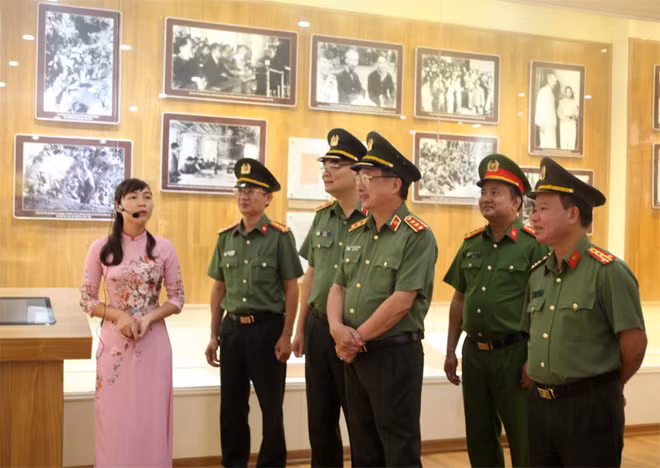 Thứ trưởng Nguyễn Văn Thành thăm nhà lưu niệm tại khu di tích 6 điều Bác Hồ dạy CAND xã Nhã Nam, huyện Tân Yên, Bắc Giang. Thứ trưởng Nguyễn Văn Thành thăm nhà lưu niệm tại khu di tích 6 điều Bác Hồ dạy CAND xã Nhã Nam, huyện Tân Yên, Bắc Giang.