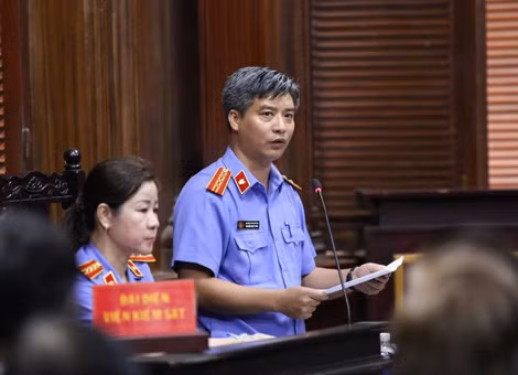 Đại diện Viện Kiểm sát tại phiên tòa xét xử vụ án “buôn bán hàng giả là thuốc chữa bệnh”.