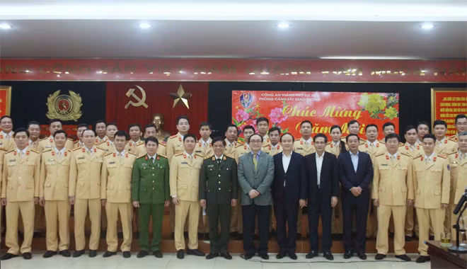 Bí thư Thành ủy Hoàng Trung Hải cùng các CBCS Phòng CSGT Hà Nội.
