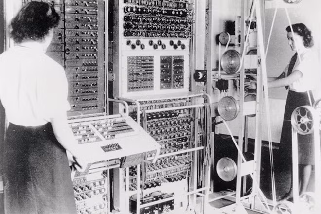Nhân viên Trung tâm giải mã tình báo đang thao tác trên máy Turing Bombe.
