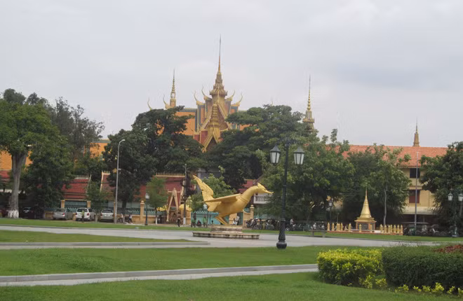 Những mái chùa cao vút giữa thủ đô.