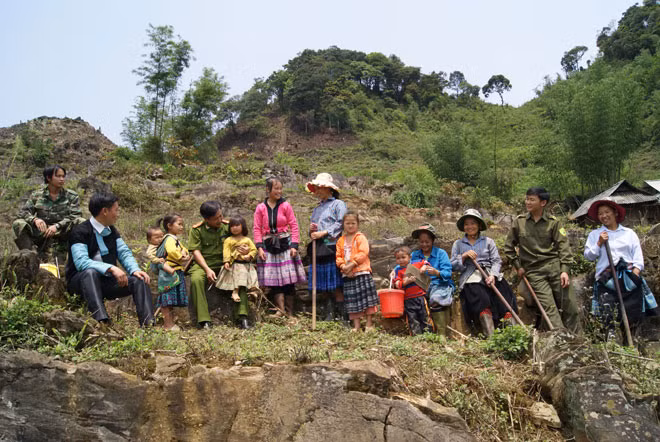 Cán bộ Công an gắn bó với bà con dân tộc Mông.