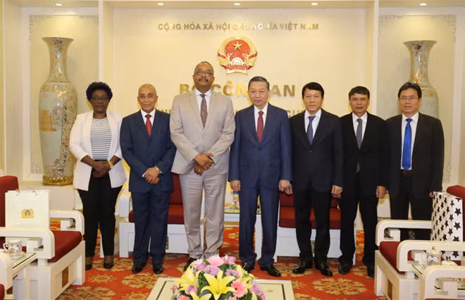 Bộ trưởng Tô Lâm, ngài José Luis Caetano Higino de Sousa và các đại biểu.