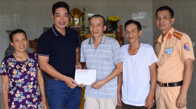 Phóng viên Báo CAND thăm hỏi động viên Thượng úy Nguyễn Trọng Quý. Phóng viên Báo CAND thăm hỏi động viên Thượng úy Nguyễn Trọng Quý.