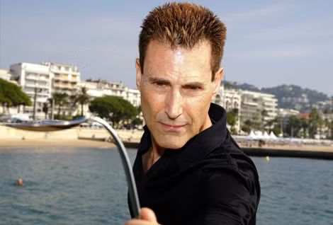 Uri Geller, ảo thuật gia Israel từng nhiều năm làm việc cho quân đội Mỹ trước khi bị phát hiện chỉ là kẻ lừa đảo.