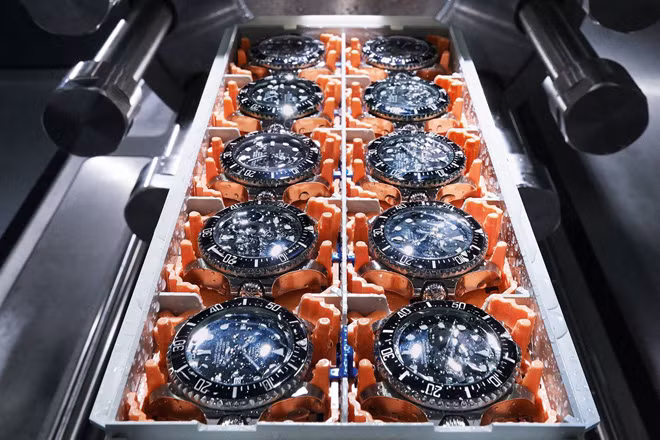 Các đồng hồ của hãng Rolex đều có sự hiện diện của đồng hồ lặn và nó buộc phải qua khâu kiểm tra cuối cùng trong chiếc xe tăng thép nặng 1,3 tấn. Các đồng hồ của hãng Rolex đều có sự hiện diện của đồng hồ lặn và nó buộc phải qua khâu kiểm tra cuối cùng trong chiếc xe tăng thép nặng 1,3 tấn.
