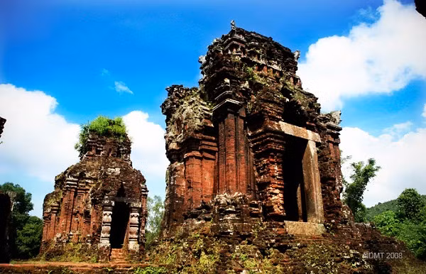 Thánh địa Mỹ Sơn đang bị xuống cấp và cần được trùng tu tôn tạo.