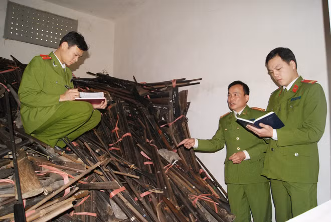 Công an huyện Mai Châu kiểm đếm súng tự chế do người dân giao nộp. Công an huyện Mai Châu kiểm đếm súng tự chế do người dân giao nộp.