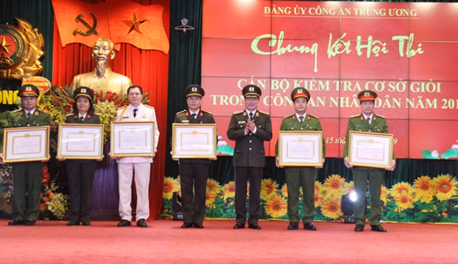 Thứ trưởng Nguyễn Văn Thành trao Bằng khen của Ban Thường vụ Đảng ủy Công an Trung ương tặng 6 UBKT Đảng ủy Công an các đơn vị, địa phương trong Hội thi. Thứ trưởng Nguyễn Văn Thành trao Bằng khen của Ban Thường vụ Đảng ủy Công an Trung ương tặng 6 UBKT Đảng ủy Công an các đơn vị, địa phương trong Hội thi.