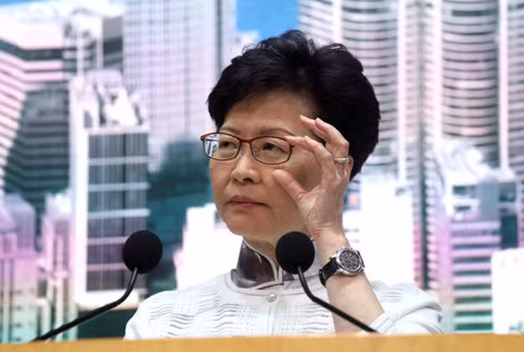 Bà Carrie Lam xuất hiện trong cuộc họp báo ngày 15-6.