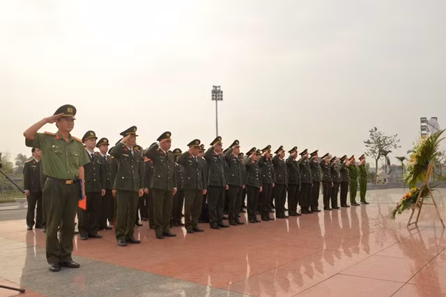 Đoàn công tác Bệnh viện 198 và Cục Viễn thông và Cơ yếu báo công với Bác tại Khu lưu niệm Sáu điều Bác Hồ dạy CAND ở xã Nhã Nam.