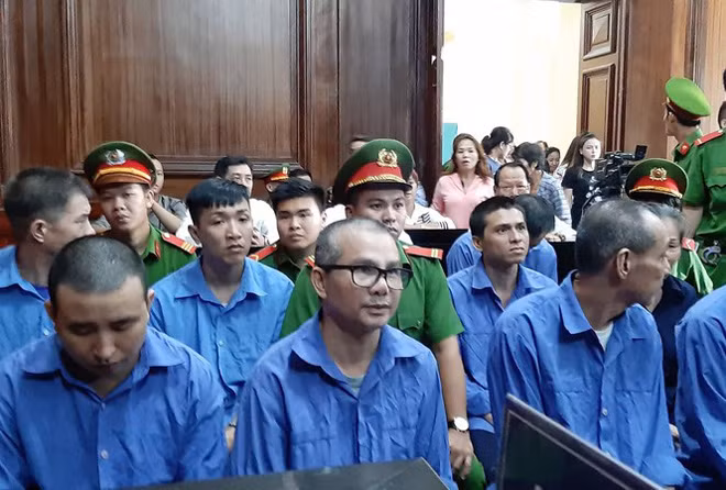 Hiệu “chuột” (đeo kính) cùng các đồng phạm tại tòa.