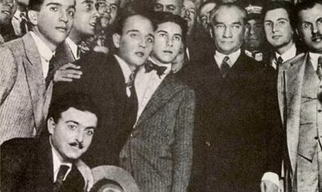 Tổng thống Thổ Nhĩ Kỳ Mustafa Kemal Ataturk (bộ đồ tối bên phải) thăm Đại học Istanbul vào tháng 7-1933. Cùng thời gian đó, Bộ trưởng Giáo dục Thổ Nhĩ Kỳ đã sắp xếp cho 30 học giả Đức gia nhập trường đại học. Tổng thống Thổ Nhĩ Kỳ Mustafa Kemal Ataturk (bộ đồ tối bên phải) thăm Đại học Istanbul vào tháng 7-1933. Cùng thời gian đó, Bộ trưởng Giáo dục Thổ Nhĩ Kỳ đã sắp xếp cho 30 học giả Đức gia nhập trường đại học.