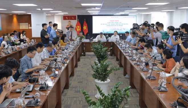 Các phóng viên đưa ra những câu hỏi tại buổi họp báo.