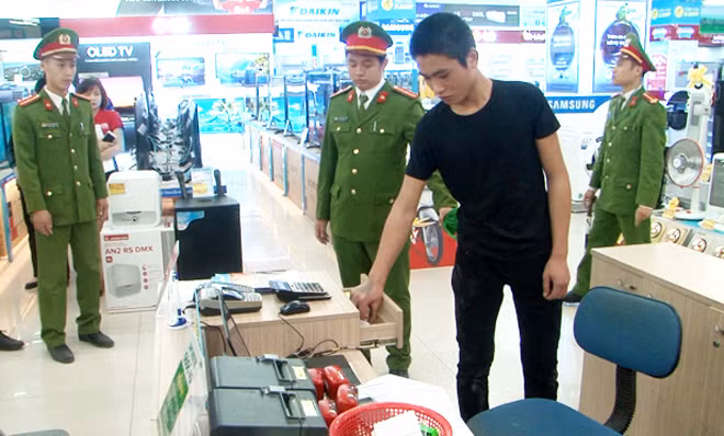 Công an thành phố Việt Trì nhanh chóng điều tra, làm rõ và bắt giữ đối tượng Phạm Văn Đô trộm cắp tài sản tại siêu thị điện máy. Công an thành phố Việt Trì nhanh chóng điều tra, làm rõ và bắt giữ đối tượng Phạm Văn Đô trộm cắp tài sản tại siêu thị điện máy.