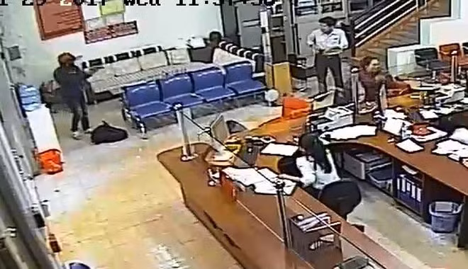 Hình ảnh vụ cướp Ngân hàng tại Hòa Thắng, Thành phố Buôn Ma Thuột, Đắk Lắk ngày 29-11-2017. (Ảnh trích xuất từ camera an ninh). Hình ảnh vụ cướp Ngân hàng tại Hòa Thắng, Thành phố Buôn Ma Thuột, Đắk Lắk ngày 29-11-2017. (Ảnh trích xuất từ camera an ninh).