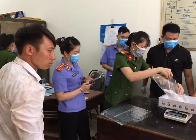 Lấy mẫu tang vật để giám định.