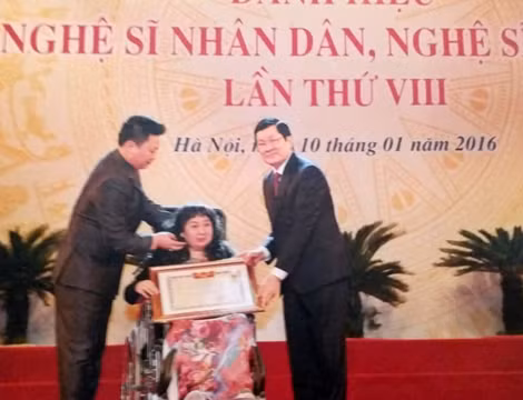 Nghệ sĩ Minh Huệ đón nhận danh hiệu Nghệ sĩ nhân dân năm 2016.