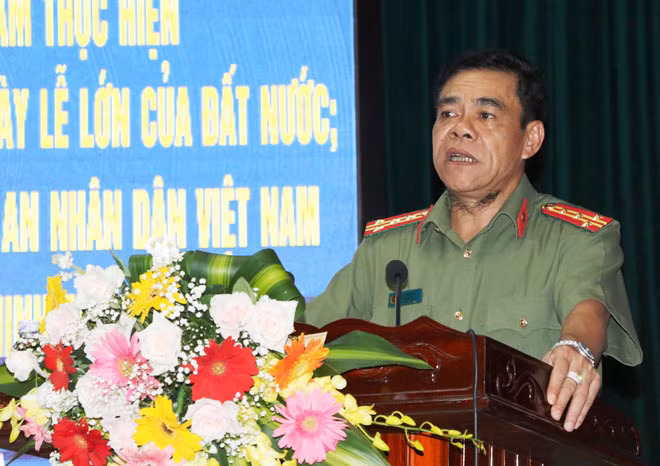 Đại tá Võ Trọng Hải - Giám đốc Công an tỉnh Phát biểu chỉ đạo tại lễ phát động phong trào thi đua. Đại tá Võ Trọng Hải - Giám đốc Công an tỉnh Phát biểu chỉ đạo tại lễ phát động phong trào thi đua.