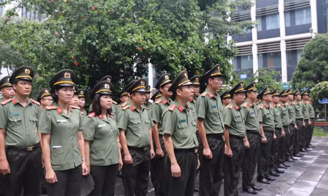 Đoàn kính cẩn dâng hương, báo công với Bác tại Nhà tưởng niệm Chủ tịch Hồ Chí minh tại trụ sở 47 Phạm Văn Đồng, Hà Nội.