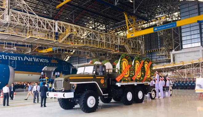 Xe linh xa đón linh cữu Đại tướng, nguyên Chủ tịch nước Lê Đức Anh tại sân bay Tân Sơn Nhất.