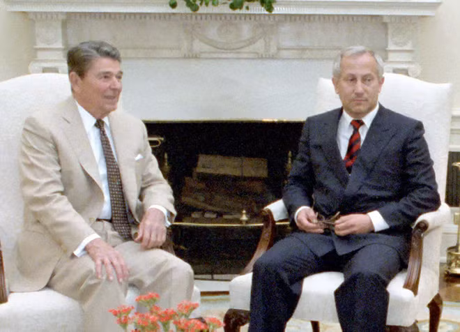 Điệp viên hai mang Oleg Gordievsky (bên phải) gặp Tổng thống Mỹ Ronald Reagan năm 1987.