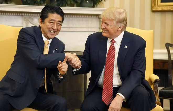 Tổng thống Donald Trump và Thủ tướng Shinzo Abe trong cuộc hội đàm tại Nhà Trắng hôm 26-4. Ảnh: Reuters