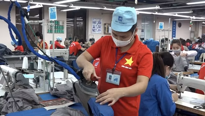Đa số công nhân làm trong ngành dệt may hiện phải tằn tiện mới đủ sống.