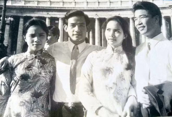 Nghệ sĩ Phùng Nhạn, Phó Anh Nghiêm, Bích Ngọc và Nhạc sĩ Trần Hiếu. Nghệ sĩ Phùng Nhạn, Phó Anh Nghiêm, Bích Ngọc và Nhạc sĩ Trần Hiếu.