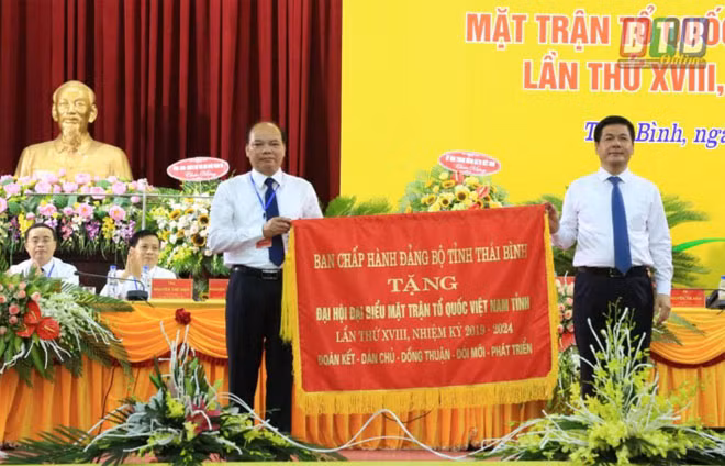 Đồng chí Nguyễn Hồng Diên, Bí thư Tỉnh ủy, Chủ tịch HĐND tỉnh Thái Bình trao tặng bức trướng tại đại hội.
