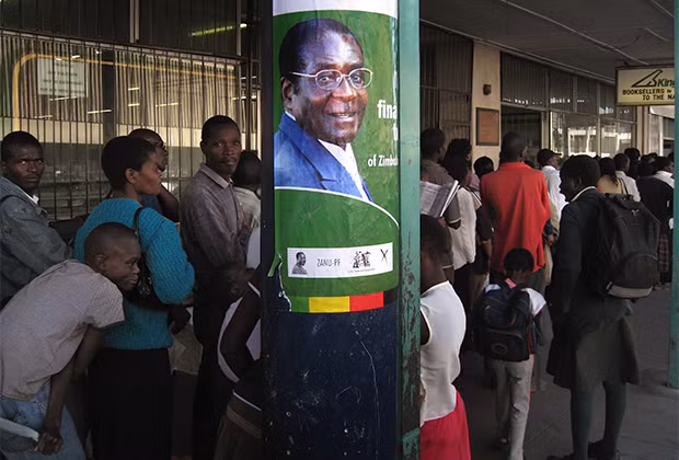 Người dân Zimbabwe xếp hàng mua bánh mì vì những chính sách thảm họa của Mugabe trước cuộc bầu cử tổng thống năm 2008. Người dân Zimbabwe xếp hàng mua bánh mì vì những chính sách thảm họa của Mugabe trước cuộc bầu cử tổng thống năm 2008.