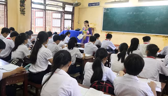 Hàng trăm giáo viên hợp đồng tại Quảng Ngãi không được nhận lương từ tháng 1-2019 đến nay do vướng quy định.