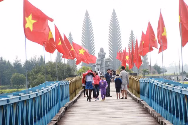 Đông đảo du khách tham quan cầu Hiền Lương.