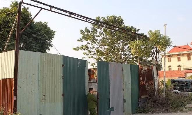 Tụ điểm sang chiết gas trái phép được quây tôn kín.