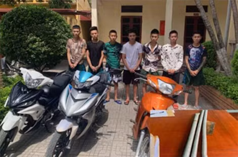 7 đối tượng bị tạm giữ hình sự tại Công an huyện Thiệu Hóa và các tang vật thu được. 7 đối tượng bị tạm giữ hình sự tại Công an huyện Thiệu Hóa và các tang vật thu được.