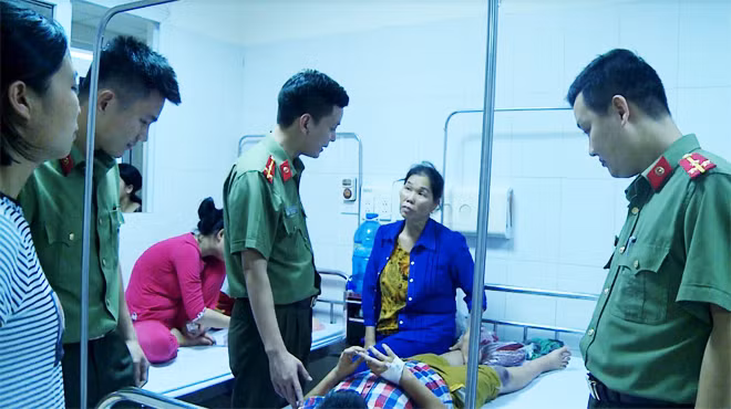 Ban chấp hành Đoàn Công an tỉnh thăm, động viên cháu Quân. Ban chấp hành Đoàn Công an tỉnh thăm, động viên cháu Quân.