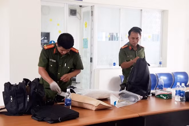 Lực lượng Công an khám nghiệm hiện trường vụ án. Lực lượng Công an khám nghiệm hiện trường vụ án.