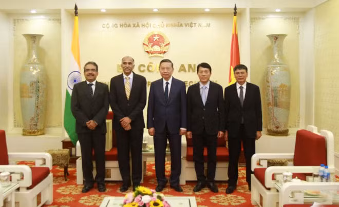 Bộ trưởng Tô Lâm, Đại sứ Harish Parvathaneni và các đại biểu.