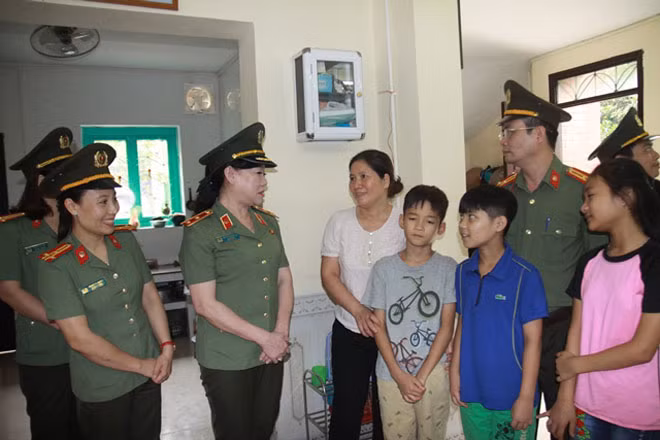 Trung tướng Trần Thị Ngọc Đẹp trò chuyện cùng chị Lê Thị Sinh và các cháu nhỏ tại ngôi nhà Hoa Phượng.