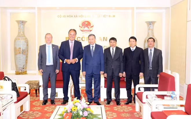 Bộ trưởng Tô Lâm và ngài Mark Field tại buổi tiếp.