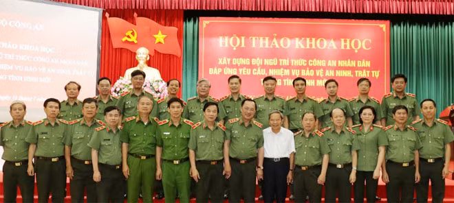 Thứ trưởng Nguyễn Văn Thành và các đại biểu tại hội thảo.