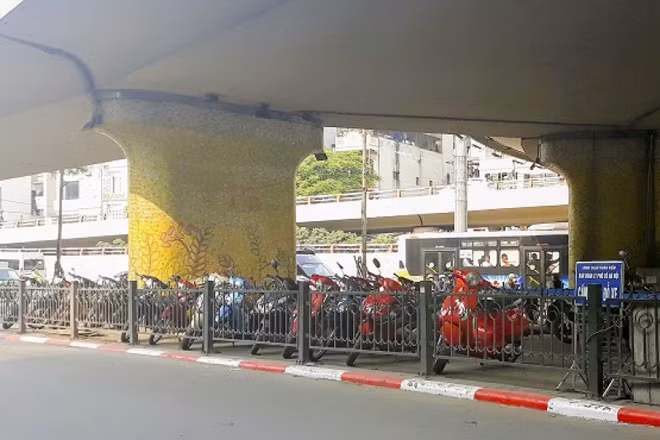 Từ nhiều năm nay, gầm cầu Chương Dương được UBND TP Hà Nội tận dụng làm bãi trông giữ xe.